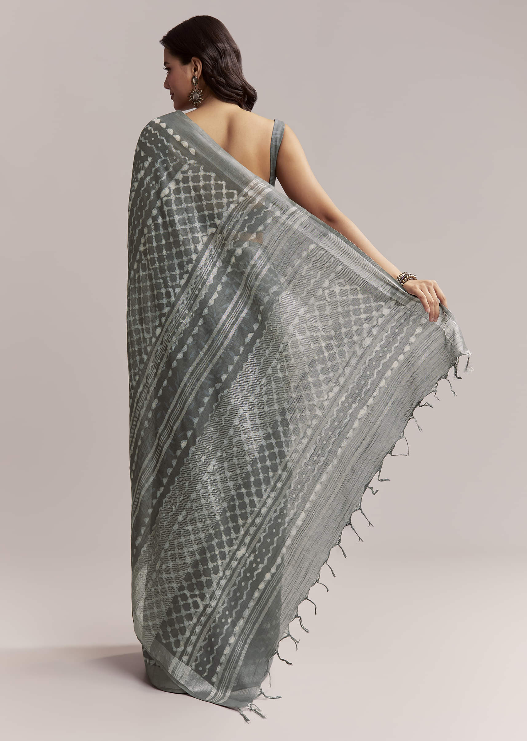 Grey Linen Printed Saree With Authentic Ajrakh Geometric Print - Image 4