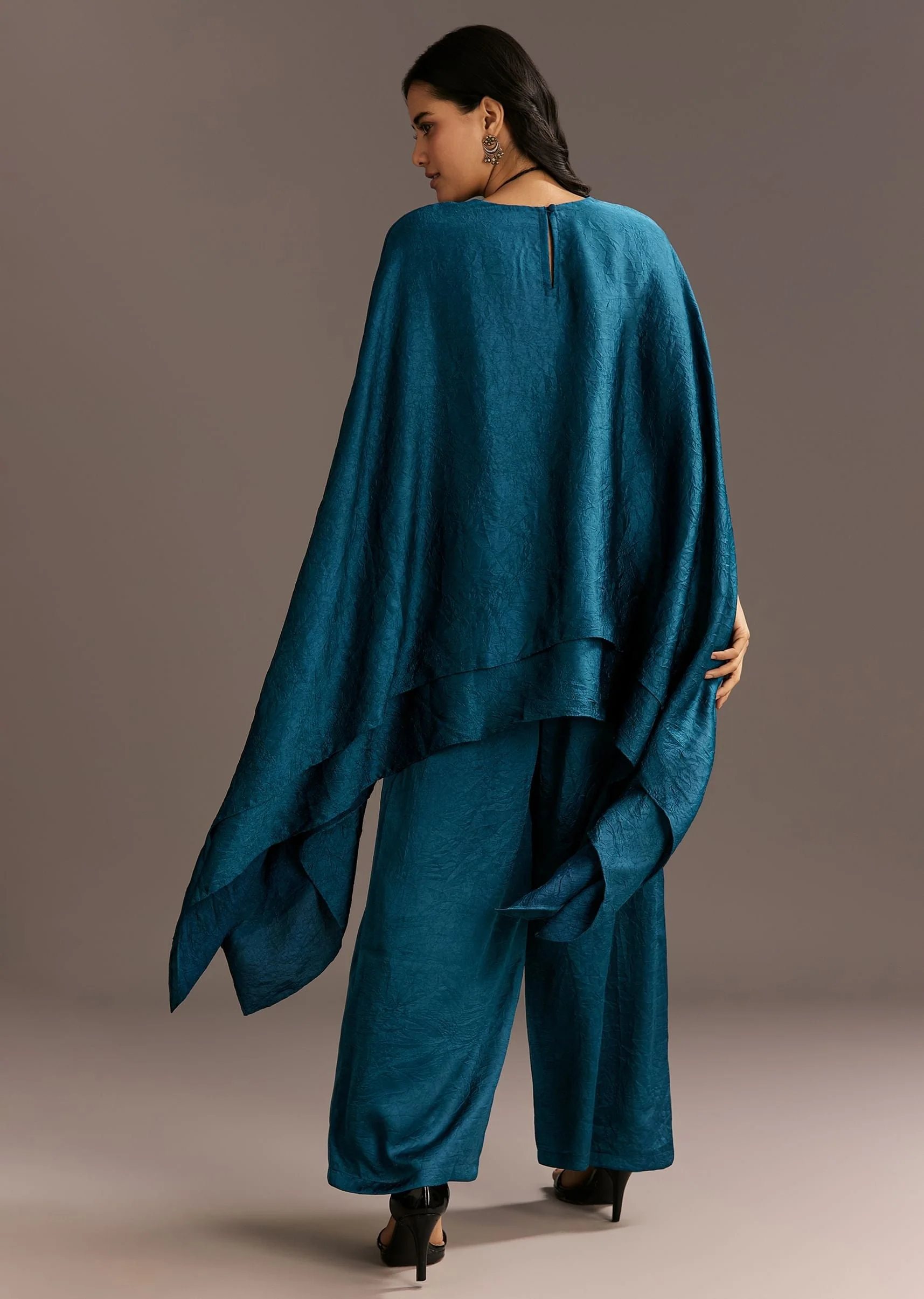Teal Blue Crush Silk Kaftaan Set Styled With Stone Neckpiece - Image 5